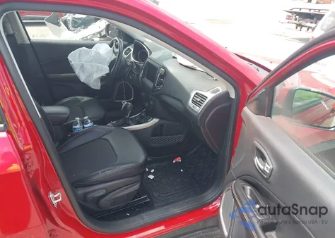 2020 Jeep Compass Latitude 4X4 z USA, uszkodzony, nr VIN 3C4NJDBB1LT135570